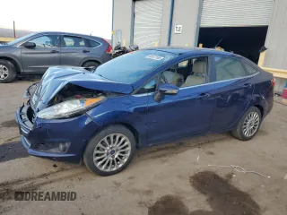 2016 Ford Fiesta Titanium z VIN 3FADP4CJ5GM175110, wystawiony jako Copart lot #89137195 z przebiegiem 129 193 mil mil oraz Szkoda całkowita • Salvage title. Historia ofert i sprzedaży dostępna na DreamBid. Obrazek 1.