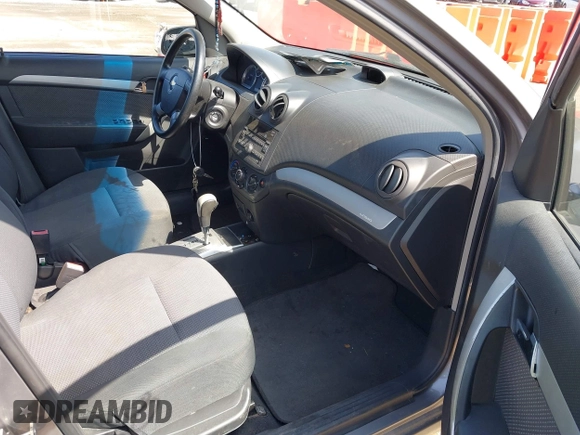 2011 Chevrolet Aveo 1LT z VIN KL1TD5DE5BB147997, wystawiony jako IAAI lot #39010016 z przebiegiem 111 680 mil mil oraz . Historia ofert i sprzedaży dostępna na DreamBid. Obrazek 5.
