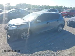 2012 Mazda 3 i Grand Touring z VIN JM1BL1M86C1635552, wystawiony jako IAAI lot #42589476 z przebiegiem 73 731 mil mil oraz . Historia ofert i sprzedaży dostępna na DreamBid. Obrazek 2.