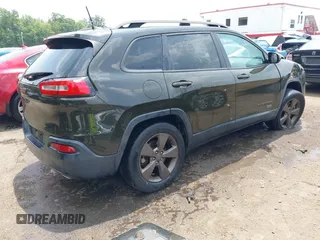 2016 Jeep Cherokee Latitude z VIN 1C4PJMCS3GW326575, wystawiony jako IAAI lot #42502217 z przebiegiem 76 805 mil mil oraz . Historia ofert i sprzedaży dostępna na DreamBid. Obrazek 4.
