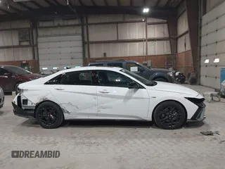 2025 Hyundai Elantra N Line z VIN KMHLR4DF6SU867998, wystawiony jako IAAI lot #41814806 z przebiegiem 4 892 mil mil oraz . Historia ofert i sprzedaży dostępna na DreamBid. Obrazek 13.