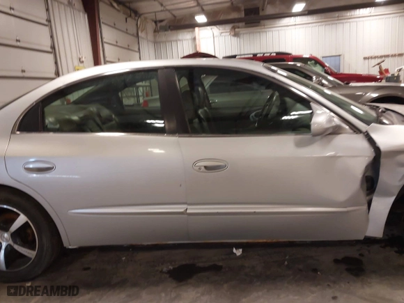 2001 Oldsmobile Aurora with VIN 1G3GS64C214111868, listed as a IAAI auction lot 41721992 with 146,785 mi miles. Bid and sale history available at carsss.com. Image 14.