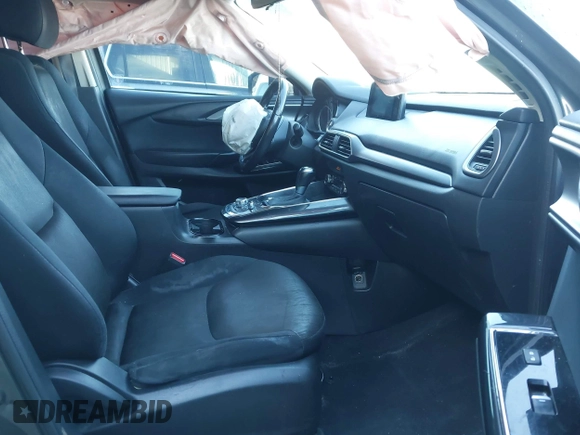 2018 Mazda CX-9 Sport z VIN JM3TCABY8J0203093, wystawiony jako IAAI lot #41218241 z przebiegiem 130 832 mil mil oraz . Historia ofert i sprzedaży dostępna na DreamBid. Obrazek 5.