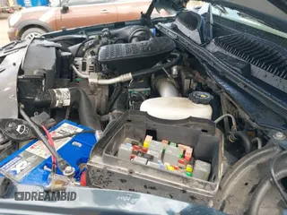 2006 Chevrolet Silverado 2500HD LT3 z VIN 1GCHK23D66F219963, wystawiony jako IAAI lot #42130281 z przebiegiem 331 178 mil mil oraz . Historia ofert i sprzedaży dostępna na DreamBid. Obrazek 20.