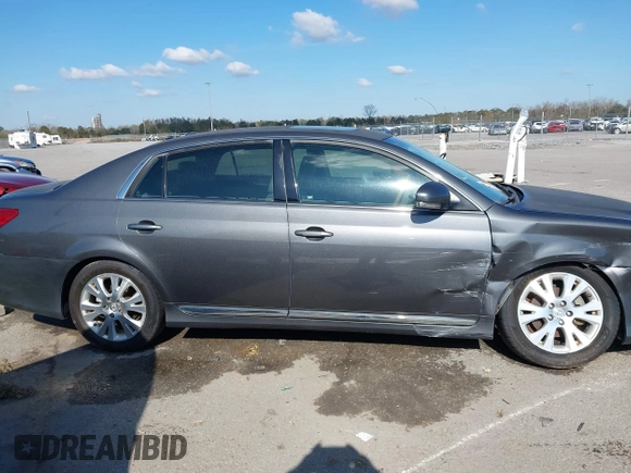 2012 Toyota Avalon z VIN 4T1BK3DB9CU450206, wystawiony jako IAAI lot #41163518 z przebiegiem 230 317 mil mil oraz . Historia ofert i sprzedaży dostępna na DreamBid. Obrazek 13.