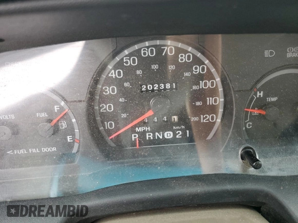 2005 Ford Crown Victoria LX z VIN 2FAFP74W05X122403, wystawiony jako Copart lot #45305825 z przebiegiem 202 381 mil mil oraz Szkoda całkowita • Salvage title. Historia ofert i sprzedaży dostępna na DreamBid. Obrazek 9.