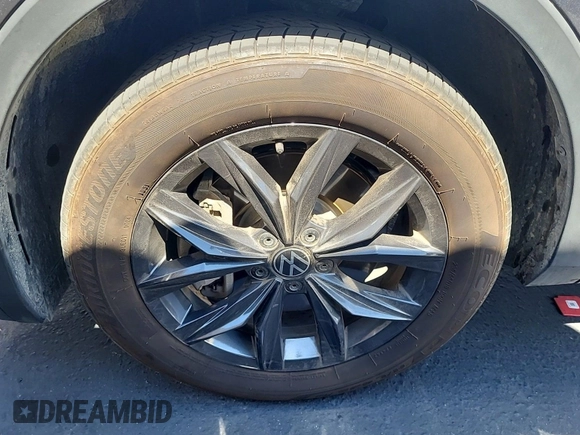 2024 Volkswagen Tiguan SE z VIN 3VV3B7AX7RM106937, wystawiony jako IAAI lot #42845192 z przebiegiem 32 134 mil mil oraz . Historia ofert i sprzedaży dostępna na DreamBid. Obrazek 13.