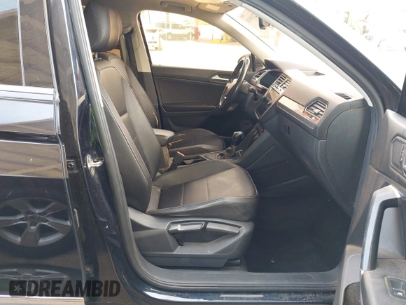 2020 Volkswagen Tiguan SE z VIN 3VV3B7AX7LM039084, wystawiony jako IAAI lot #42249016 z przebiegiem 126 763 mil mil oraz . Historia ofert i sprzedaży dostępna na DreamBid. Obrazek 5.