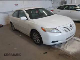 2007 Toyota Camry CE z VIN 4T1BE46K47U667002, wystawiony jako IAAI lot #41820389 z przebiegiem 242 146 mil mil oraz . Historia ofert i sprzedaży dostępna na DreamBid. Obrazek 1.