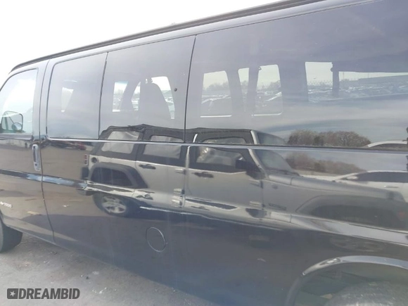 2004 Chevrolet Express Passenger with VIN 1GAHG39U641170703, listed as a IAAI auction lot 41745878 with 194,636 mi miles. Bid and sale history available at carsss.com. Image 6.