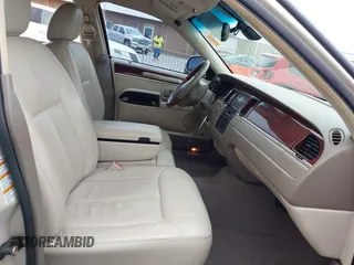 2003 Lincoln Town Car Cartier z VIN 1LNHM83W03Y656352, wystawiony jako IAAI lot #41898985 z przebiegiem 112 712 mil mil oraz . Historia ofert i sprzedaży dostępna na DreamBid. Obrazek 5.
