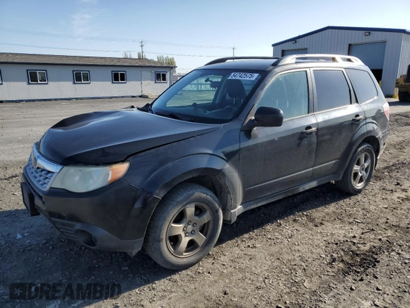 2011 Subaru Forester X z VIN JF2SHABC3BH740906, wystawiony jako Copart lot #54742575 z przebiegiem 181 927 mil mil oraz Szkoda całkowita • Salvage title. Historia ofert i sprzedaży dostępna na DreamBid. Obrazek 1.