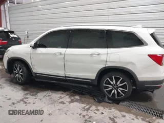 2019 Honda Pilot Touring 7-Passenger with VIN 5FNYF6H64KB005798, listed as a IAAI auction lot 41551933 with 103,151 mi miles. Bid and sale history available at carsss.com. Image 14.