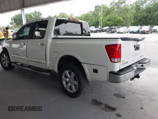 2015 Nissan Titan SV z VIN 1N6BA0ED1FN502929, wystawiony jako IAAI lot #42431227 z przebiegiem 138 394 mil mil oraz . Historia ofert i sprzedaży dostępna na DreamBid. Obrazek 3.