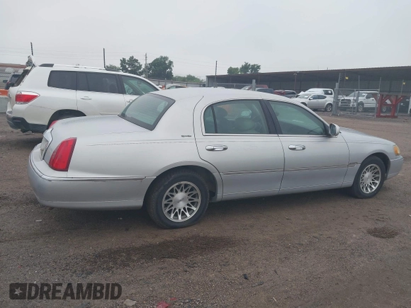 2001 Lincoln Town Car Signature with VIN 1LNHM82WX1Y697831, listed as a IAAI auction lot 42494909 with 202,805 mi miles and . Bid and sale history available at DreamBid. Image 6.