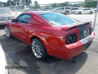 2008 Ford Mustang GT Deluxe z VIN 1ZVHT82H885111628, wystawiony jako IAAI lot #42522595 z przebiegiem 98 043 mil mil oraz . Historia ofert i sprzedaży dostępna na DreamBid. Obrazek 3.