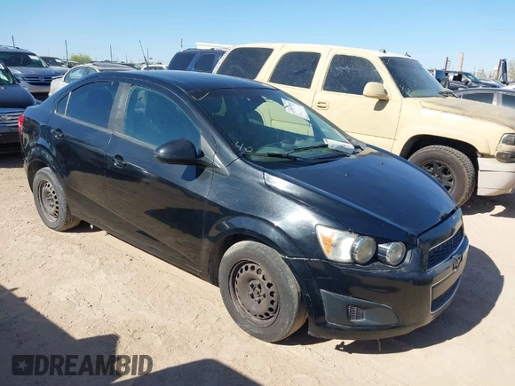 2013 Chevrolet Sonic LS z VIN 1G1JA5SH5D4133278, wystawiony jako IAAI lot #41957054 z przebiegiem 2 426 mil mil oraz . Historia ofert i sprzedaży dostępna na DreamBid. Obrazek 1.