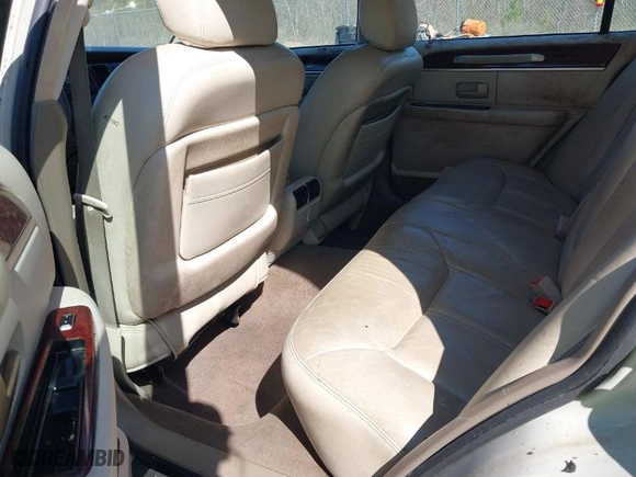 2005 Lincoln Town Car Signature Limited with VIN 1LNHM82W65Y608259, listed as a IAAI auction lot 41761582 with 105,036 mi miles. Bid and sale history available at carsss.com. Image 8.