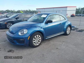 2018 Volkswagen Beetle S z VIN 3VWFD7AT5JM710121, wystawiony jako IAAI lot #41264655 z przebiegiem 37 871 mil mil oraz . Historia ofert i sprzedaży dostępna na DreamBid. Obrazek 2.