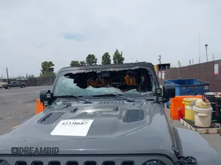 2020 Jeep Wrangler Unlimited Rubicon с VIN 1C4JJXFM4LW100382, выставлен на аукционе IAAI как лот 42338687 с пробегом Не указан миль и . История ставок и продаж доступна на DreamBid. Изображение 6.