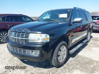 2013 Lincoln Navigator z VIN 5LMJJ2H53DEL00520, wystawiony jako IAAI lot #41769449 z przebiegiem 167 569 mil mil oraz . Historia ofert i sprzedaży dostępna na DreamBid. Obrazek 17.