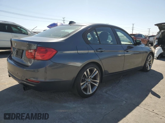 2013 BMW 3 Series 335i z VIN WBA3A9C5XDF477203, wystawiony jako Copart lot #61187955 z przebiegiem 122 646 mil mil oraz Czysty tytuł • Clean title. Historia ofert i sprzedaży dostępna na DreamBid. Obrazek 3.