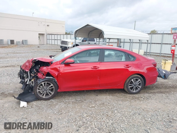 2024 Kia Forte LXS z VIN 3KPF24ADXRE830874, wystawiony jako IAAI lot #41910555 z przebiegiem 8 708 mil mil oraz . Historia ofert i sprzedaży dostępna na DreamBid. Obrazek 6.