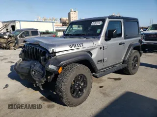 2020 Jeep Wrangler Willys z VIN 1C4GJXAG8LW327845, wystawiony jako Copart lot #85282274 z przebiegiem 25 694 mil mil oraz Szkoda całkowita • Salvage title. Historia ofert i sprzedaży dostępna na DreamBid. Obrazek 1.