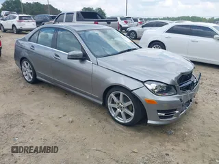 2014 Mercedes-Benz C 250 Sport z VIN WDDGF4HB6EA942040, wystawiony jako IAAI lot #42290082 z przebiegiem 91 327 mil mil oraz . Historia ofert i sprzedaży dostępna na DreamBid. Obrazek 1.
