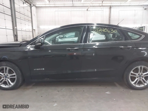 2015 Ford Fusion Titanium Hybrid with VIN 3FA6P0RU2FR309074, listed as a IAAI auction lot 41240630 with 172,025 mi miles. Bid and sale history available at carsss.com. Image 15.