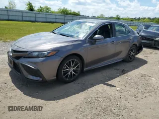 2023 Toyota Camry SE z VIN 4T1G11AK2PU799604, wystawiony jako Copart lot #56674285 z przebiegiem 67 482 mil mil oraz Szkoda całkowita • Salvage title. Historia ofert i sprzedaży dostępna na DreamBid. Obrazek 1.