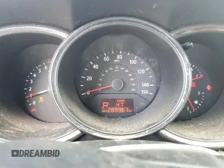 2013 Kia Sorento LX z VIN 5XYKT4A64DG352153, wystawiony jako Copart lot #55330825 z przebiegiem 289 967 mil mil oraz Szkoda całkowita • Salvage title. Historia ofert i sprzedaży dostępna na DreamBid. Obrazek 9.