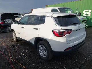 2022 Jeep Compass Sport z VIN 3C4NJCAB4NT121306, wystawiony jako IAAI lot #41763183 z przebiegiem 20 589 mil mil oraz . Historia ofert i sprzedaży dostępna na DreamBid. Obrazek 3.