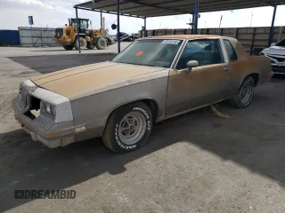 1983 Oldsmobile Cutlass Supreme z VIN 1G3AR47A8DM484644, wystawiony jako Copart lot #69251714 z przebiegiem Nie podano mil oraz Czysty tytuł • Clean title. Historia ofert i sprzedaży dostępna na DreamBid. Obrazek 1.