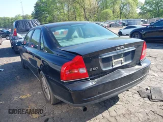 2005 Volvo S80 with VIN YV1TS592451405900, listed as a IAAI auction lot 41977975 with 133,169 mi miles. Bid and sale history available at carsss.com. Image 3.
