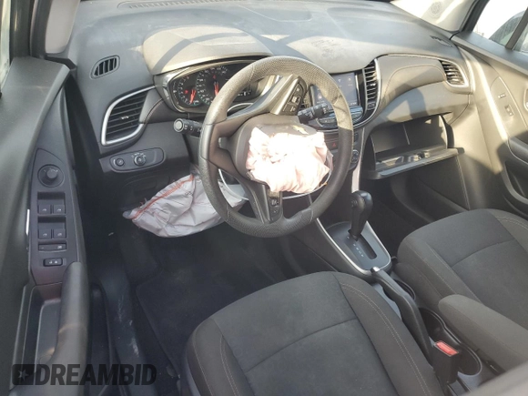2021 Chevrolet Trax LS z VIN KL7CJKSB5MB303139, wystawiony jako Copart lot #46196595 z przebiegiem 59 255 mil mil oraz Szkoda całkowita • Salvage title. Historia ofert i sprzedaży dostępna na DreamBid. Obrazek 8.