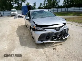 2018 Toyota Camry LE z VIN 4T1B11HK3JU525478, wystawiony jako Copart lot #56112235 z przebiegiem 141 609 mil mil oraz Szkoda całkowita • Salvage title. Historia ofert i sprzedaży dostępna na DreamBid. Obrazek 14.