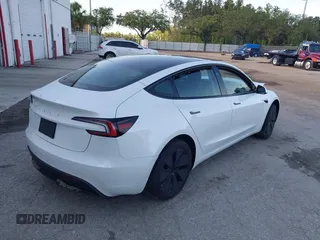 2025 Tesla Model 3 Long Range с VIN 5YJ3E1EA2SF988439, выставлен на аукционе IAAI как лот 42258606 с пробегом 3 566 миль миль и . История ставок и продаж доступна на DreamBid. Изображение 4.