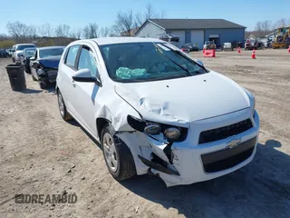 2015 Chevrolet Sonic LS z VIN 1G1JA6SH7F4189585, wystawiony jako IAAI lot #42059108 z przebiegiem 120 871 mil mil oraz . Historia ofert i sprzedaży dostępna na DreamBid. Obrazek 1.