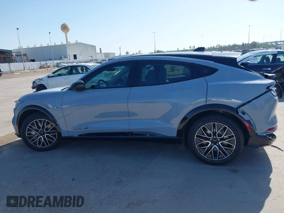2024 Ford Mustang Mach-E Premium z VIN 3FMTK3R78RMA29034, wystawiony jako IAAI lot #41966583 z przebiegiem 2095 mil mil oraz . Historia ofert i sprzedaży dostępna na DreamBid. Obrazek 14.