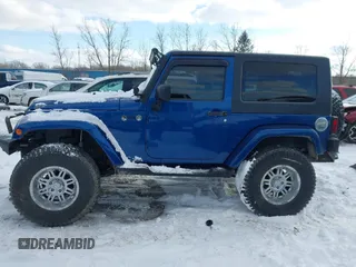 2010 Jeep Wrangler Sahara z VIN 1J4AA5D18AL170957, wystawiony jako IAAI lot #41599820 z przebiegiem 64 217 mil mil oraz . Historia ofert i sprzedaży dostępna na DreamBid. Obrazek 14.
