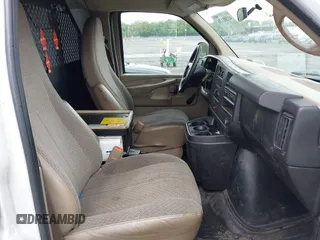 2011 Chevrolet Express Cargo z VIN 1GCWGFCA1B1176811, wystawiony jako IAAI lot #42200136 z przebiegiem 182 229 mil mil oraz . Historia ofert i sprzedaży dostępna na DreamBid. Obrazek 5.