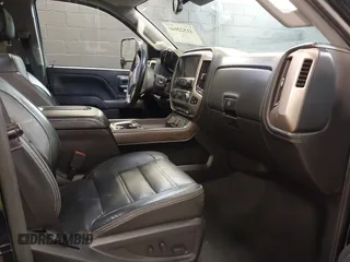 2019 GMC Sierra 2500HD Denali with VIN 1GT12SEY6KF105182, listed as a IAAI auction lot 41522040 with 47,124 mi miles. Bid and sale history available at carsss.com. Image 5.