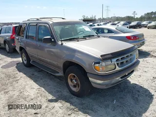 1996 Ford Explorer XL z VIN 1FMDU34XXTUD00720, wystawiony jako IAAI lot #41881522 z przebiegiem 156 194 mil mil oraz . Historia ofert i sprzedaży dostępna na DreamBid. Obrazek 1.