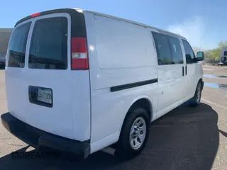 2012 Chevrolet Express Cargo z VIN 1GCSGAFX7C1184477, wystawiony jako IAAI lot #42888453 z przebiegiem 215 696 mil mil oraz . Historia ofert i sprzedaży dostępna na DreamBid. Obrazek 1.