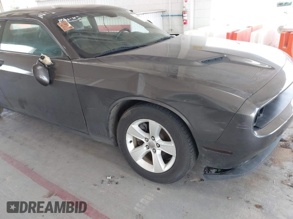 2018 Dodge Challenger SXT z VIN 2C3CDZAG5JH339596, wystawiony jako IAAI lot #42343718 z przebiegiem 62 113 mil mil oraz . Historia ofert i sprzedaży dostępna na DreamBid. Obrazek 6.
