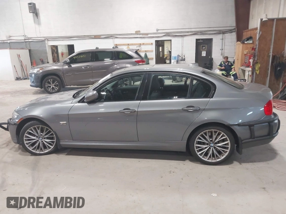 2011 BMW 3 Series 335i xDrive с VIN WBAPL5C57BA919482, выставлен на аукционе IAAI как лот 42531375 с пробегом 82 868 миль миль и . История ставок и продаж доступна на DreamBid. Изображение 14.