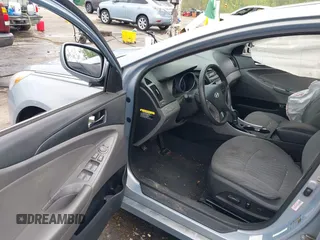 2013 Hyundai Sonata GLS z VIN 5NPEB4AC2DH781807, wystawiony jako IAAI lot #41958385 z przebiegiem 177 531 mil mil oraz . Historia ofert i sprzedaży dostępna na DreamBid. Obrazek 5.