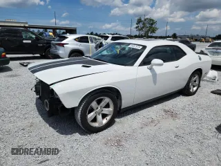 2013 Dodge Challenger SXT z VIN 2C3CDYAG8DH704948, wystawiony jako Copart lot #58067975 z przebiegiem 133 914 mil mil oraz Szkody całkowita. Historia ofert i sprzedaży dostępna na DreamBid. Obrazek 1.