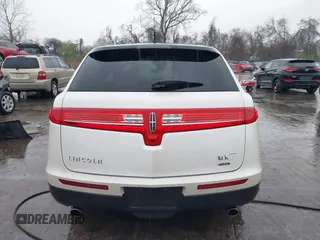 2012 Lincoln MKT EcoBoost z VIN 2LMHJ5AT6CBL50239, wystawiony jako IAAI lot #41923179 z przebiegiem 215 418 mil mil oraz . Historia ofert i sprzedaży dostępna na DreamBid. Obrazek 15.